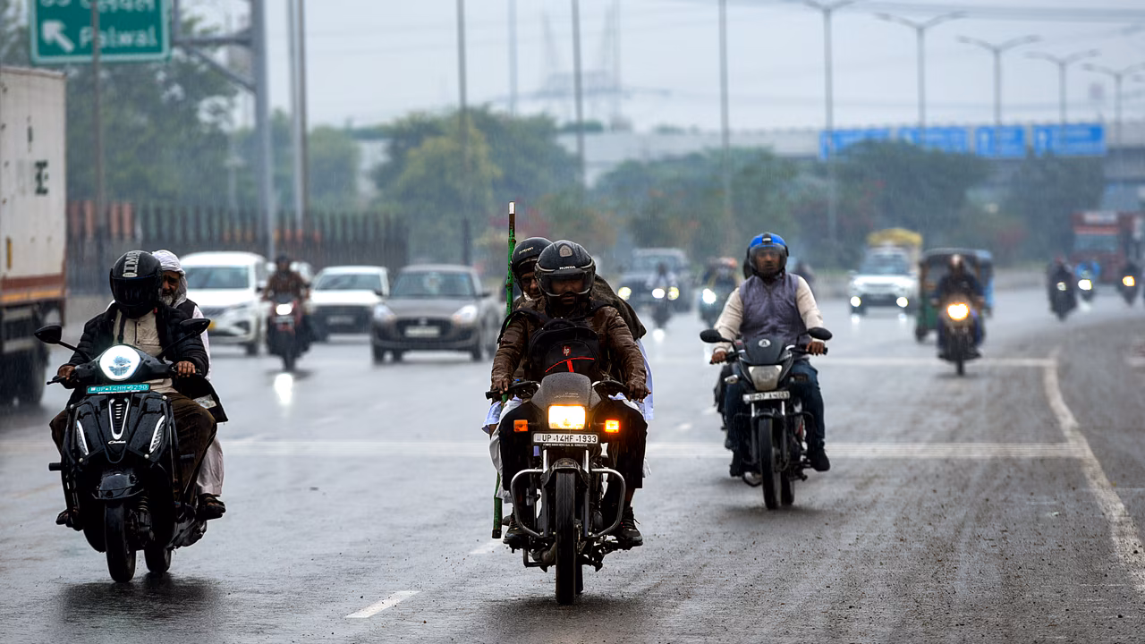 Delhi wakes up to rain and winter chill! AQI improves to 133, IMD warns of more showers; Check forecast